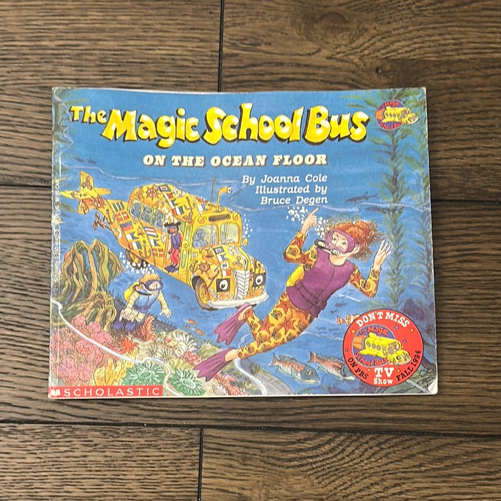 The Magic School Bus 1994 Vintage Book “On the ocean Floor”